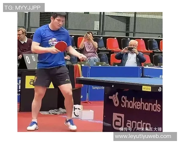 樊振东晒齐达内签名球衣照片期待未来与齐祖共踢足球的美好时刻